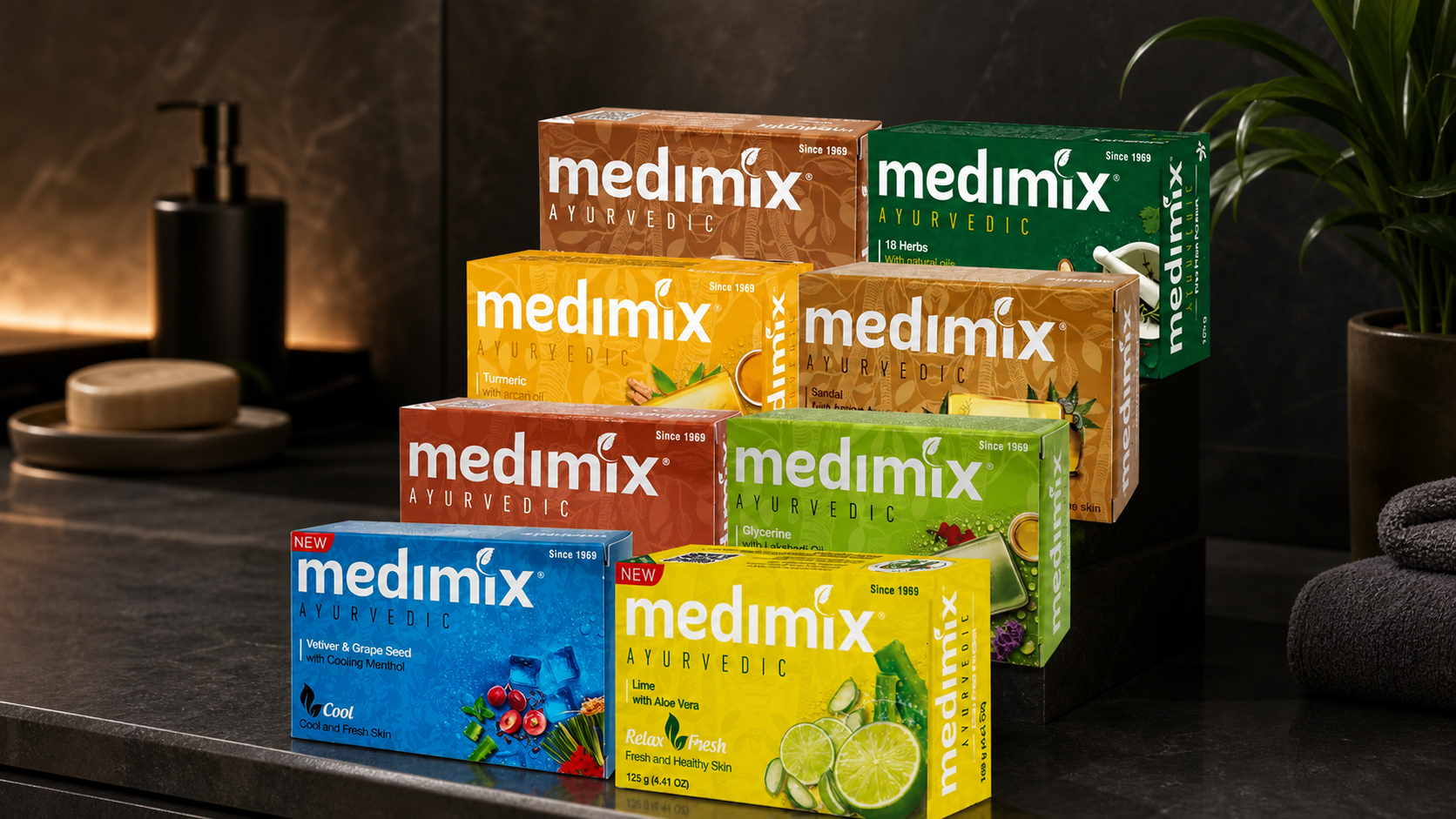 暗色浴室檯面上完整陳列多款 Medimix 香皂